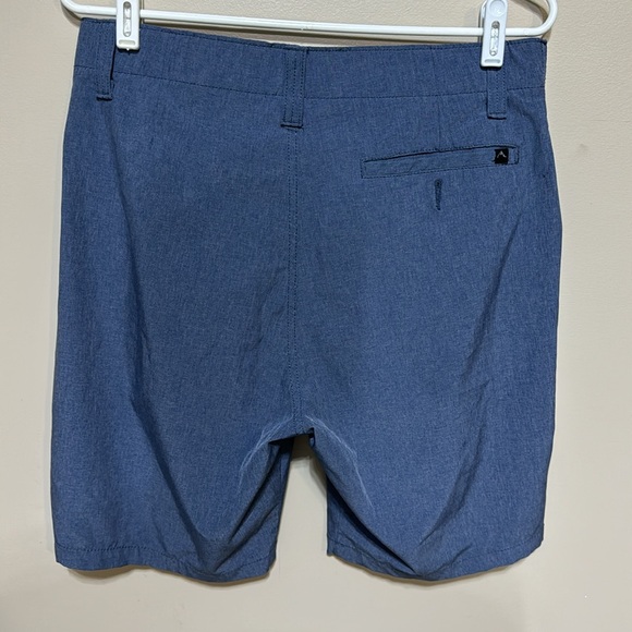 Denali brand light blue golf shorts size 32 - Picture 2 of 3